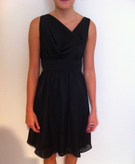 Süßes Partykleid mit Wasserfallkragen