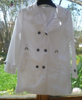 schöne leichte weiße Jacke mit schwarzen Knöpfen