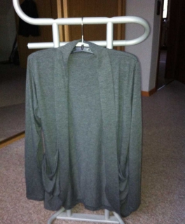 Graue Strickjacke, Größe L (fällt kleiner aus)