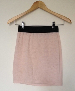 nudefarbener rosa Rock mit schwarzem Bund