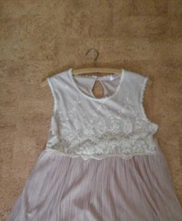 Verspieltes Oberteil mit Plissee und Spitze