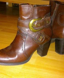 Braune halbhohe Stiefel