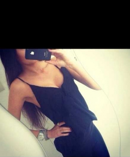 Schwarzes Top mit Rüschen