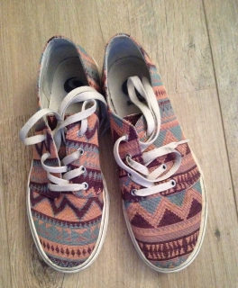 Sneakers mit Aztekenmuster