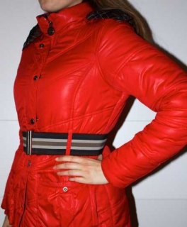 Rote Daunenjacke mit Fellkragen