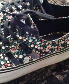 Plateau Sneaker mit Blumen Bershka