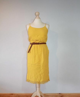 NEUES Kleid mit Gürtel und Spitze