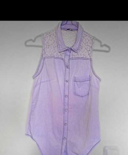 Hellblaue Jeansweste mit Spitzen