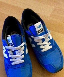 Strahlend blaue New Balance Sneaker