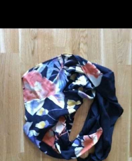 Wunderschönes Seidentuch mit Blumenmotiv