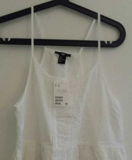 Süßes, weißes Top mit Lochmuster von H&M