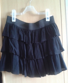 Kurzer schwarzer Rock mit Rüschen