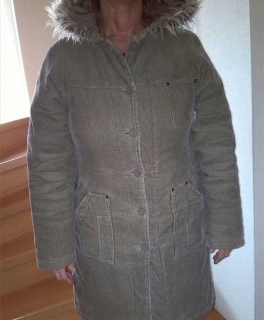 Brauner Mantel mit Kapuze