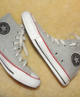 coole chucks in grau