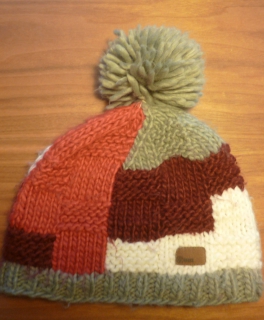 warme Strickmütze in grau, weiß, bordeaux  und pink Bommel