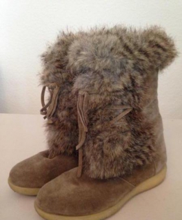 Hellbraune Stiefel für den Winter mit Kunstfell