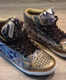 Coole Sneaker mit Nieten und Muster
