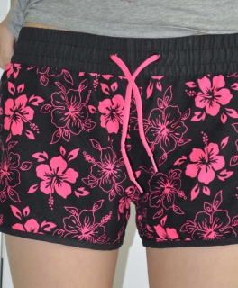 schwarze Badehose mit pinken Bumenmuster 