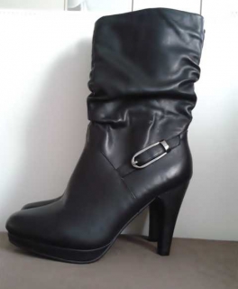 Wunderschöne warm gefütterte neue Stiefel.