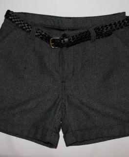 Graue Shorts aus dickem Stoff