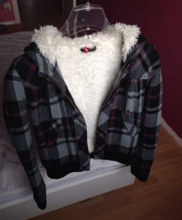 Süße karierte Winterjacke