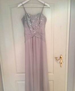 schickes graues Kleid mit silbernen Pailetten