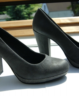 graue Wildleder-Pumps