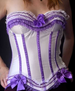 weiß-lila Corsage mit Schleifen, Rüschen und Schnürung