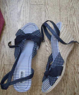 Wunderschöne Wedges im Marinelook, Keilabsatz 9 cm