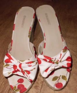 Rockabilly Peeptoes mit Kirschen