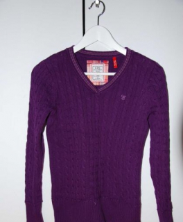 Dicker lila Winterpullover mit Flechtmuster 