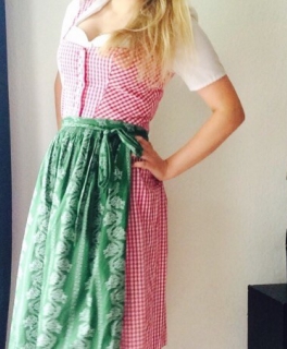 Dirndl traditionell 