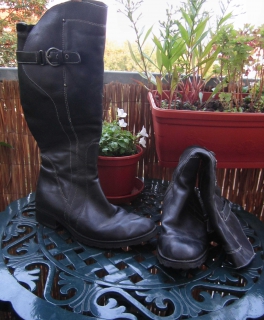 Schwarze Lederstiefel mit Schnalle