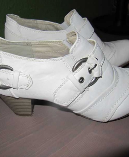 Weiße Stiefelletten