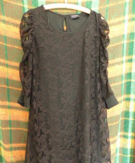 Schwarzes Abendkleid mit Spitze