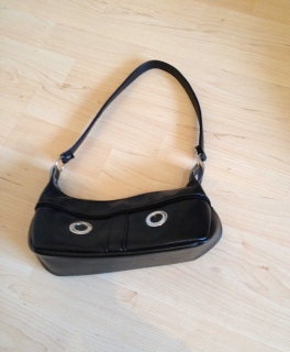 kleine schwarze Handtasche