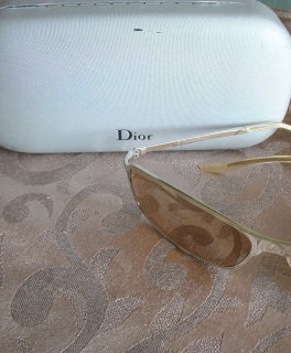 Sonnenbrille mit Strasssteinchen / Dior 