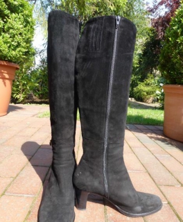 schwarze Wildleder-Stiefel von Panara