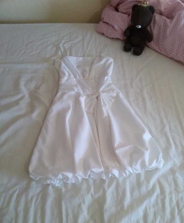 süßes weißes Ballonkleid mit Schleife