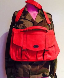 TAKKO // Knallpinke Umhängetasche