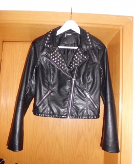 Kurze Lederjacke mit Nieten