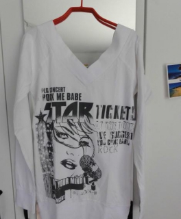 Weißer Pulli mit Aufdruck