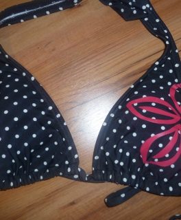 schwarzer Venice Beach Bikini mit Punkten und roter Blume