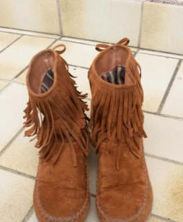 Stylische Mokassins mit Holzperlen