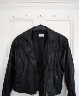 Lässige Vintage Oversized 80s 90s Biker Leder Jacke mit goldenen Dreieck Details