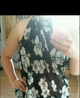 Schwarzes dünnes Strandtuch mit weißen Blumen