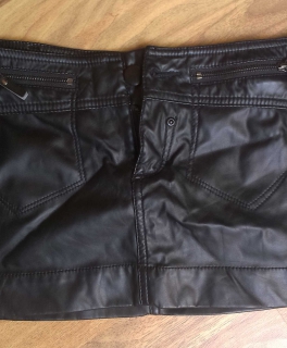 sehr kurzer Minirock aus Kunstleder