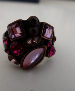 Schöner romantischer Ring mit lilafarbenen Steinen