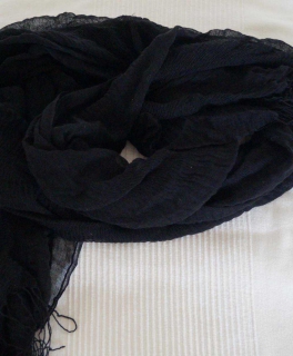 Zeitloses, leicht transparentes Tuch von H&M