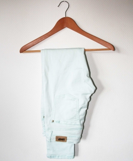 Mintfarbene Röhrenjeand von Zara